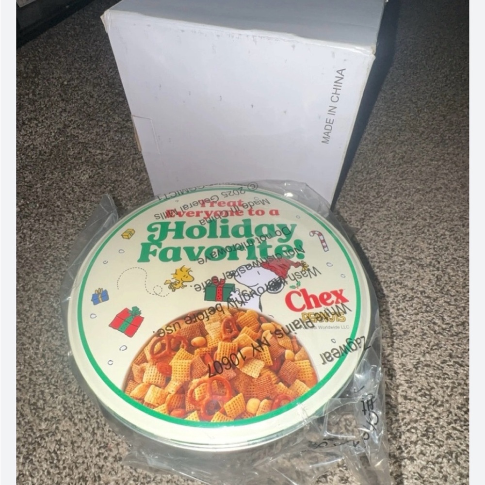 Chex Collab with Snoppy & Charlie Brown Peanuts COLLECTABLE 2025 Holiday Tin - Picture 3 of 6